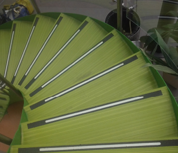 Escaleras con bandas antideslizantes fundidas al piso