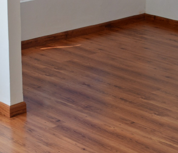 Sala con pisos laminados en Bogotá